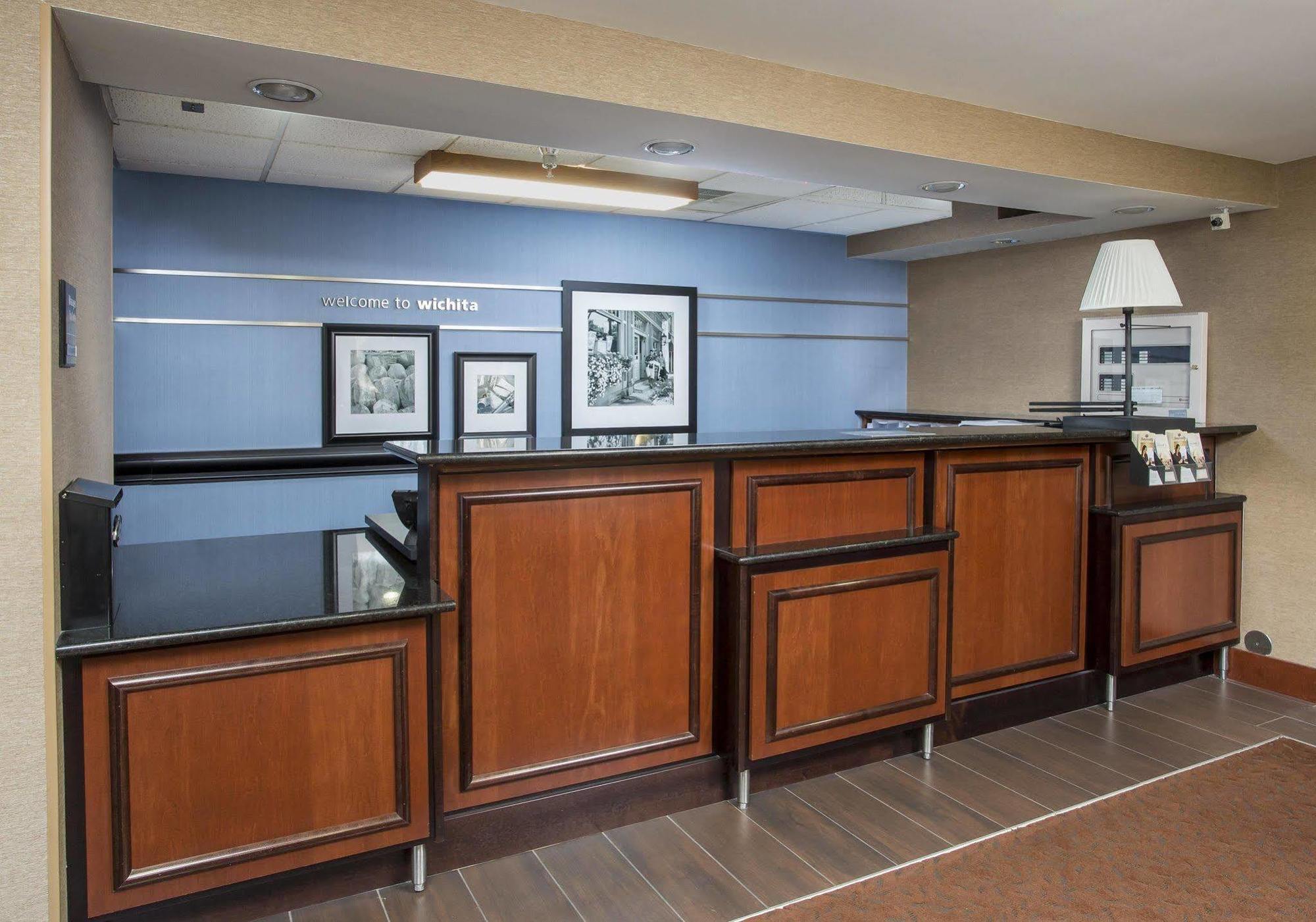 Hampton Inn Wichita-East Esterno foto
